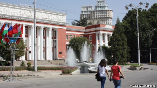 Лучше бы школу построили: таджикские чиновники тратят деньги на сувениры и машины 