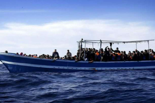 У берегов Кипра тонет судно с сирийскими беженцами 