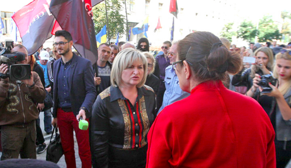 Еще одного украинского депутата хотели бросить в помойку 