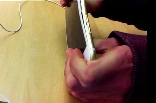 15-летние подростки сломали Iphone 6 в магазине Apple, тестируя способность гнуться 