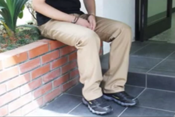 В Японии полицейские отбирают у извращенцев обувь со встроенными камерами для съемки под юбками 