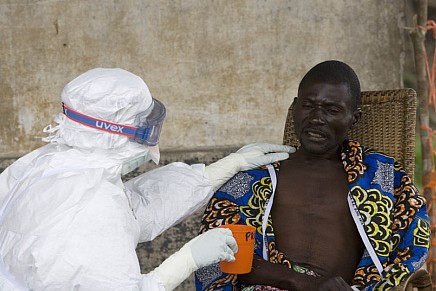 В Либерии, где бушует лихорадка Эбола, медсестры начали бастовать 