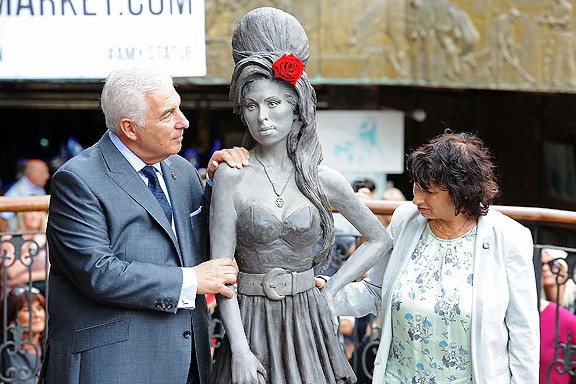 Вопреки запрету в Лондоне поставили памятник Эми Уайнхаус 