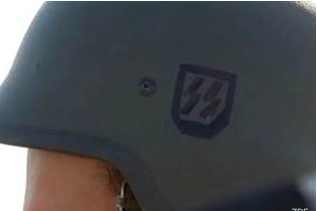 Иностранные телекамеры запечатлели украинских военных в форме с фашистской символикой 
