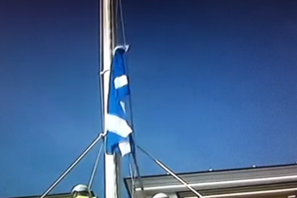 Премьер-министр Великобритании поднял флаг Шотландии над своей резиденцией 