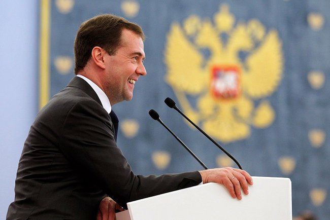 Медведев пообещал не прекращать сотрудничество ни с Западом, ни с Востоком 