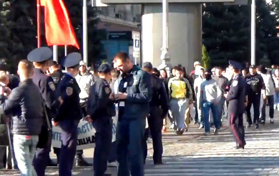 Радикалы напали на митингующих стариков и женщин в Харькове 