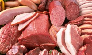 Онколог рассказал об опасности употребления жирного мяса