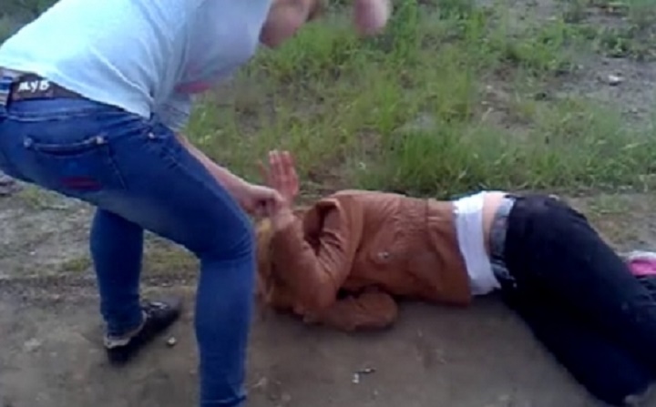В Липецкой области следователи проверяют школьниц, избивших девочку В Липецкой области следователи проверяют школьниц, избивших девочку