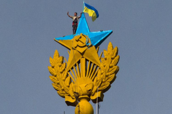 Аваков наградил покрасившего звезду на московской высотке руфера именным оружием 