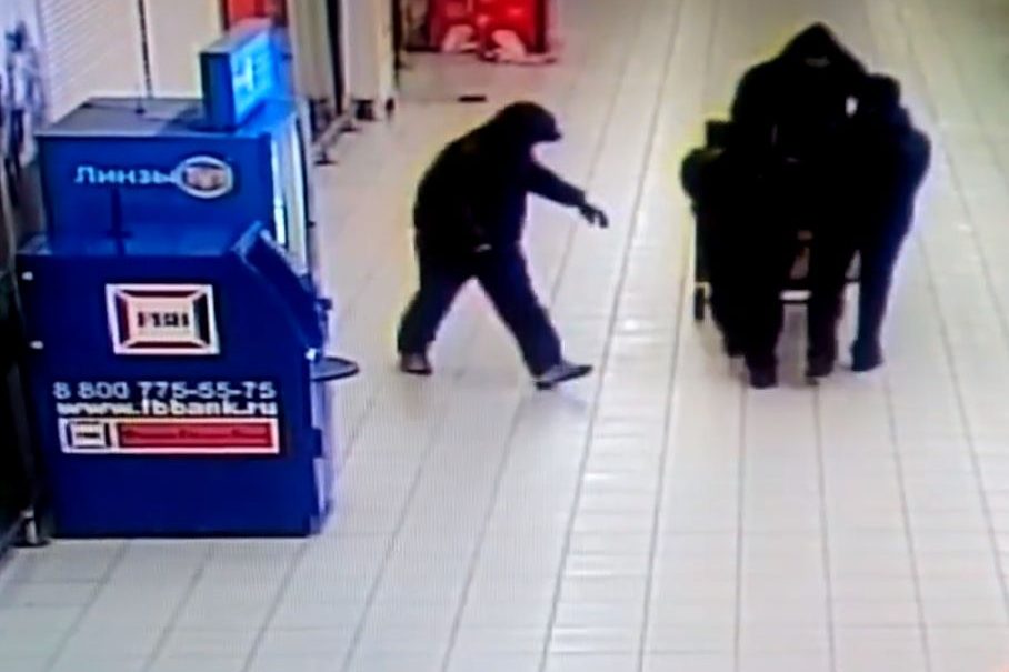 В Подмосковье 6 злоумышленников стащили банкомат из супермаркета 
