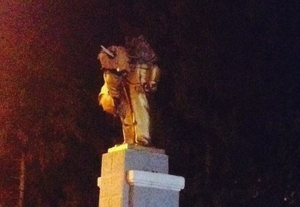 В Харькове ночью разрушили еще два памятника Ленину 