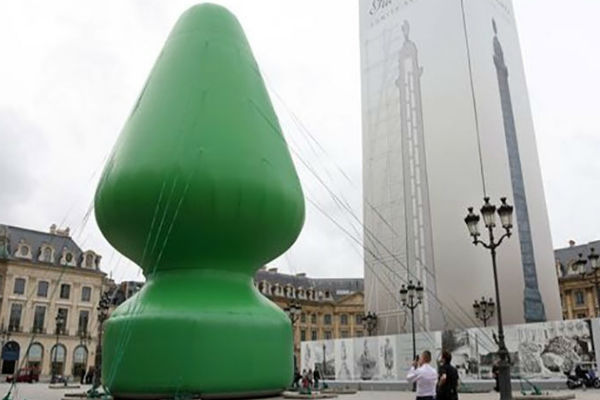 В Париже сломали рождественскую елку, похожую на секс-игрушку 