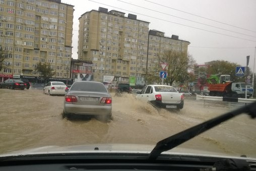 В Анапе из-за проливных дождей введен режим ЧС 