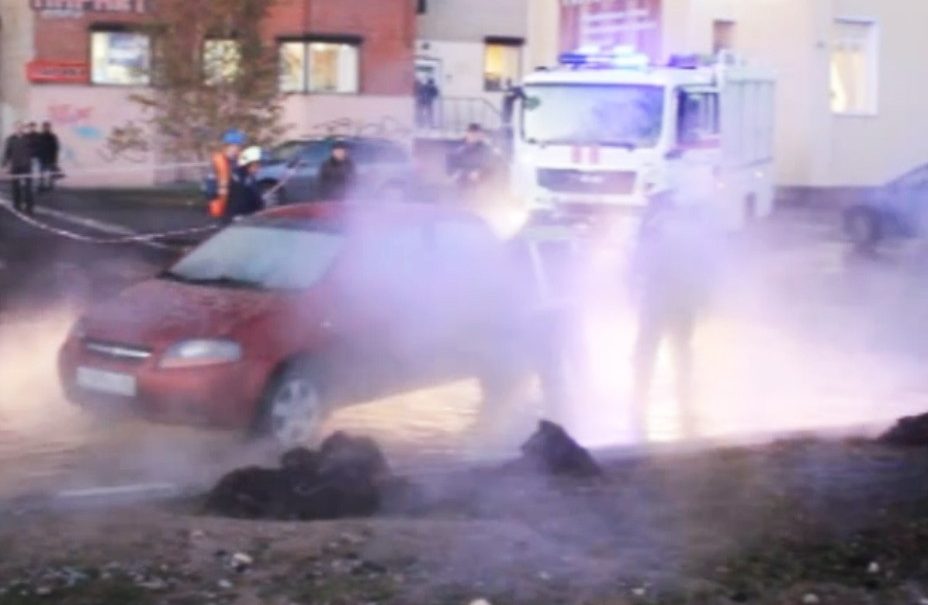 Автомобиль рухнул в кипяток в Петербурге 