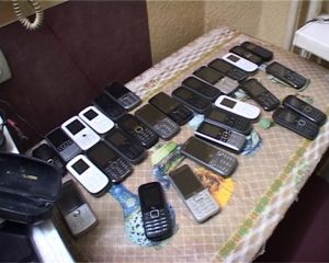 десятки сотовых телефонов в борделе