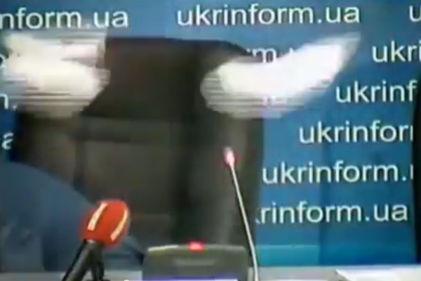 Советника Петра Порошенко забросали тортами на брифинге 