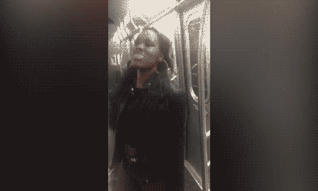 Драку девушки и парня в метро Нью-Йорка засняли на видео 