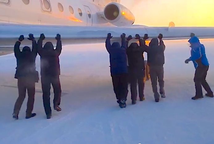 В авиакомпании объяснили инцидент с промерзшим самолетом в Игарке 