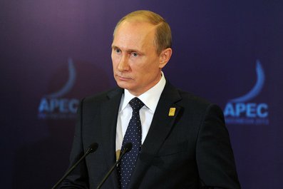 Путин видит политическую составляющую в падении цен на нефть Путин видит политическую составляющую в падении цен на нефть