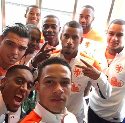 Голландские футбольные фанаты уличены в расизме 