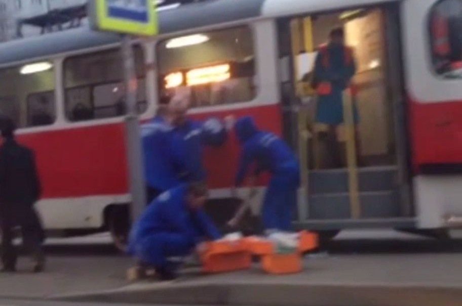 В Москве 15-летней девочке трамвай отрезал ноги 