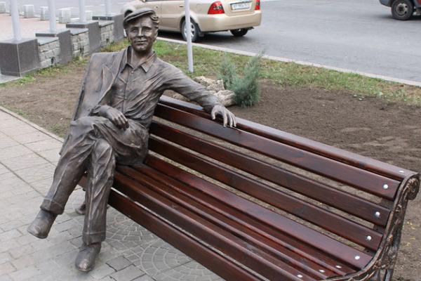 Памятник герою фильма «Весна на Заречной улице» уничтожили в Запорожье 
