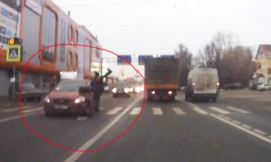 В Новой Москве водитель сбил на переходе школьницу и скрылся
