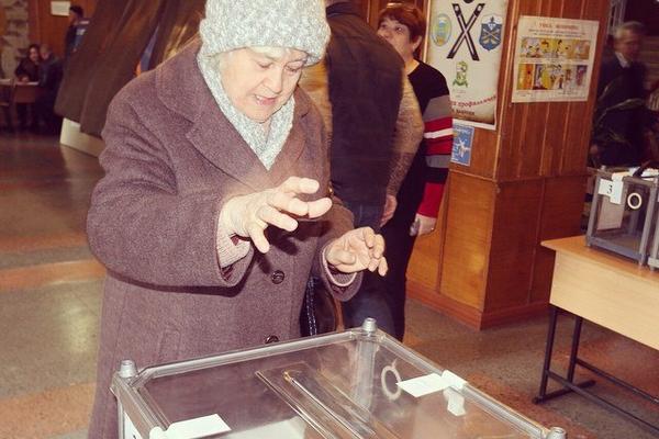 На выборах в ДНР и ЛНР проголосовали первые избиратели 