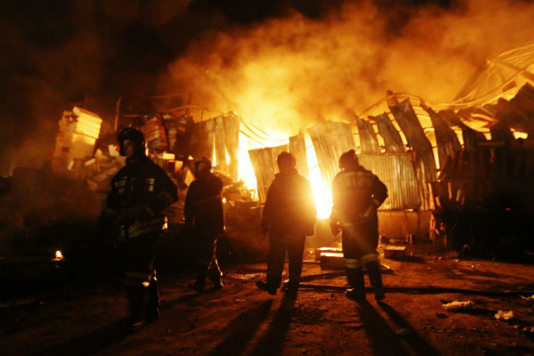 Под Петербургом горят ангары мебельного предприятия, площадь пожара – 10 тыс. кв м 