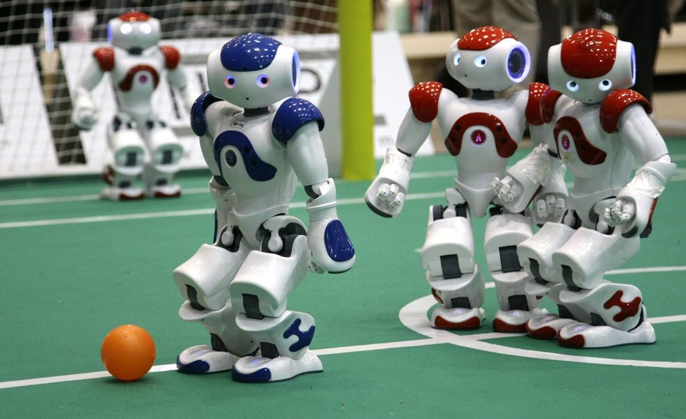 В футбол в России начнут играть роботы 