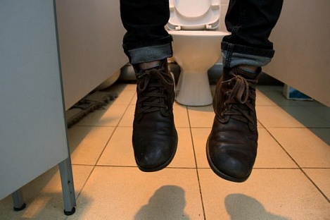 Мужчина повесился в общественном туалете 