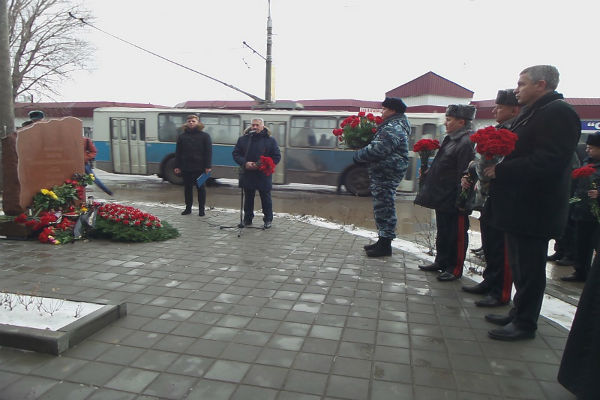 Пострадавшие при взрыве троллейбуса в Волгограде пришли на траурный митинг 