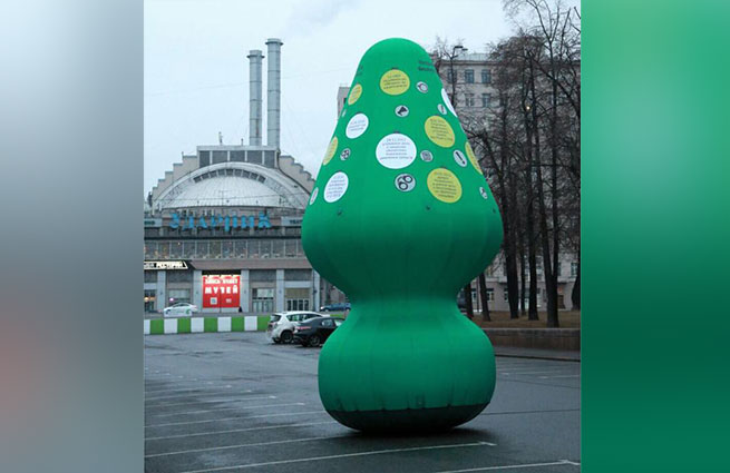 В Москве установили елку против Навального 
