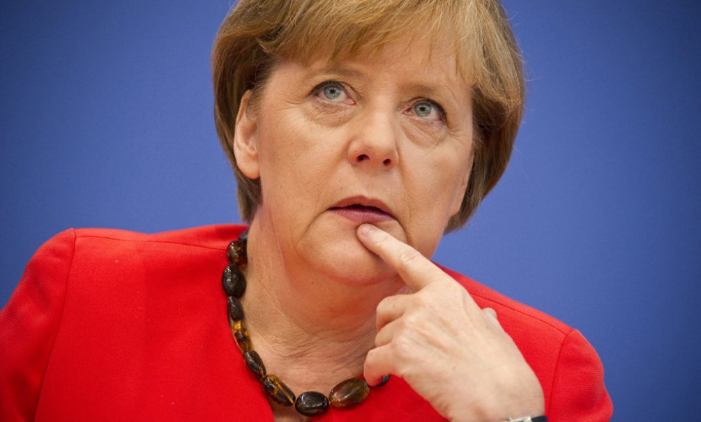 Россияне ответят Меркель на отказ приехать 9 мая в Москву 