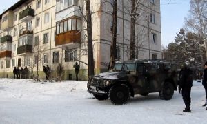 В Сибири вооруженный мужчина ворвался в квартиру бывшей возлюбленной и угрожал застрелиться