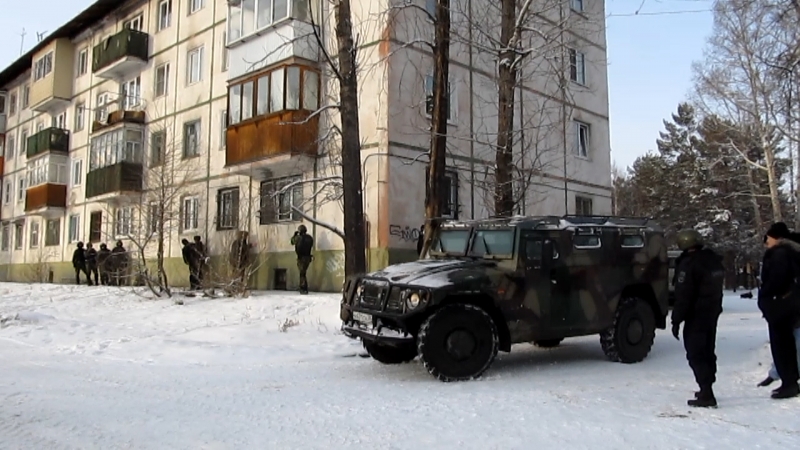 В Сибири вооруженный мужчина ворвался в квартиру бывшей возлюбленной и угрожал застрелиться
