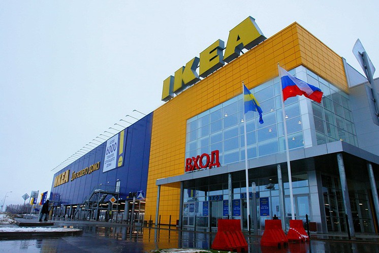 IKEA приостановила продажу мебели в России 