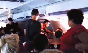 Полуголый турист из России устроил драку в самолете