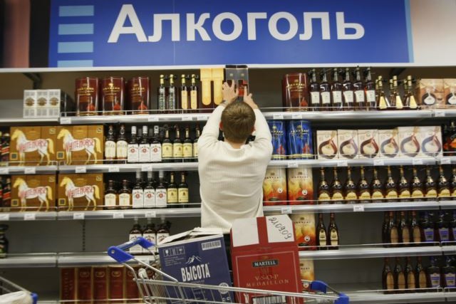 Путин запретил повышать цены на алкоголь 
