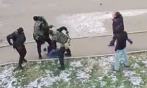 Полицейские избили задержанного на улице