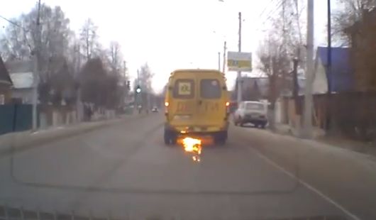 В Сети опубликовано видео возгорания школьного автобуса 