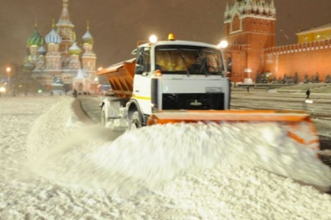 Более 10 тысяч снегоуборочных машин вышли на улицы Москвы