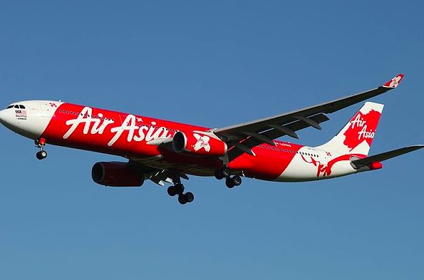 Самолет AirAsia упал в океан 