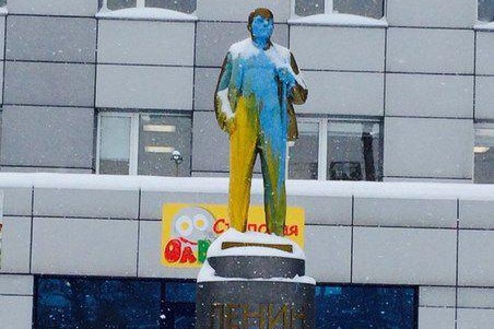 Украинцы осквернили памятники в Новосибирске 