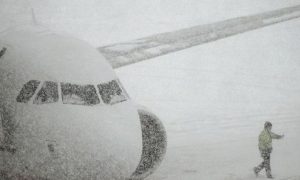 В аэропортах Москвы из-за снегопада задержано более 100 рейсов