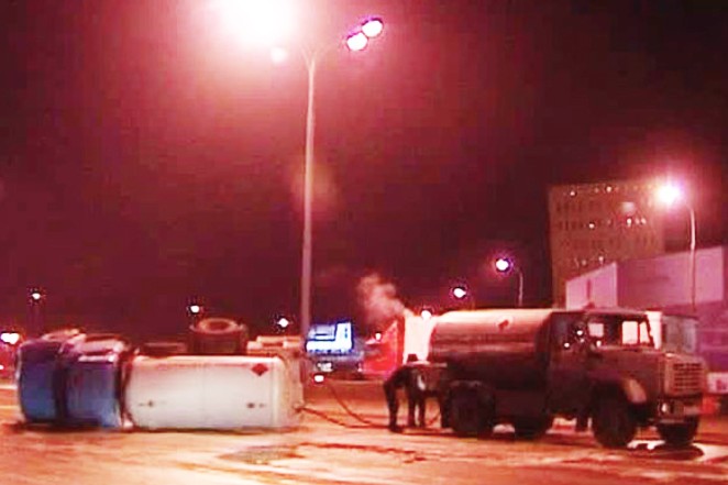 В Москве перевернувшийся бензовоз раздавил маршрутное такси 