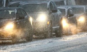 Десятки тысяч машин застряли в снежном плену во Франции