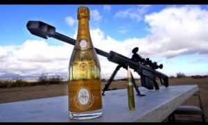 Американец с помощью снайперской винтовки откупорил бутылку шампанского