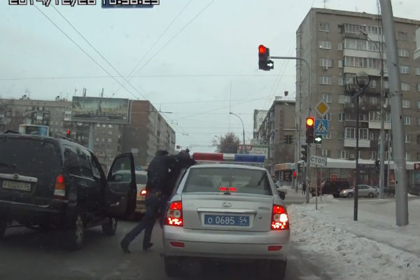 Новосибирские водители подрались на дороге на глазах полиции
